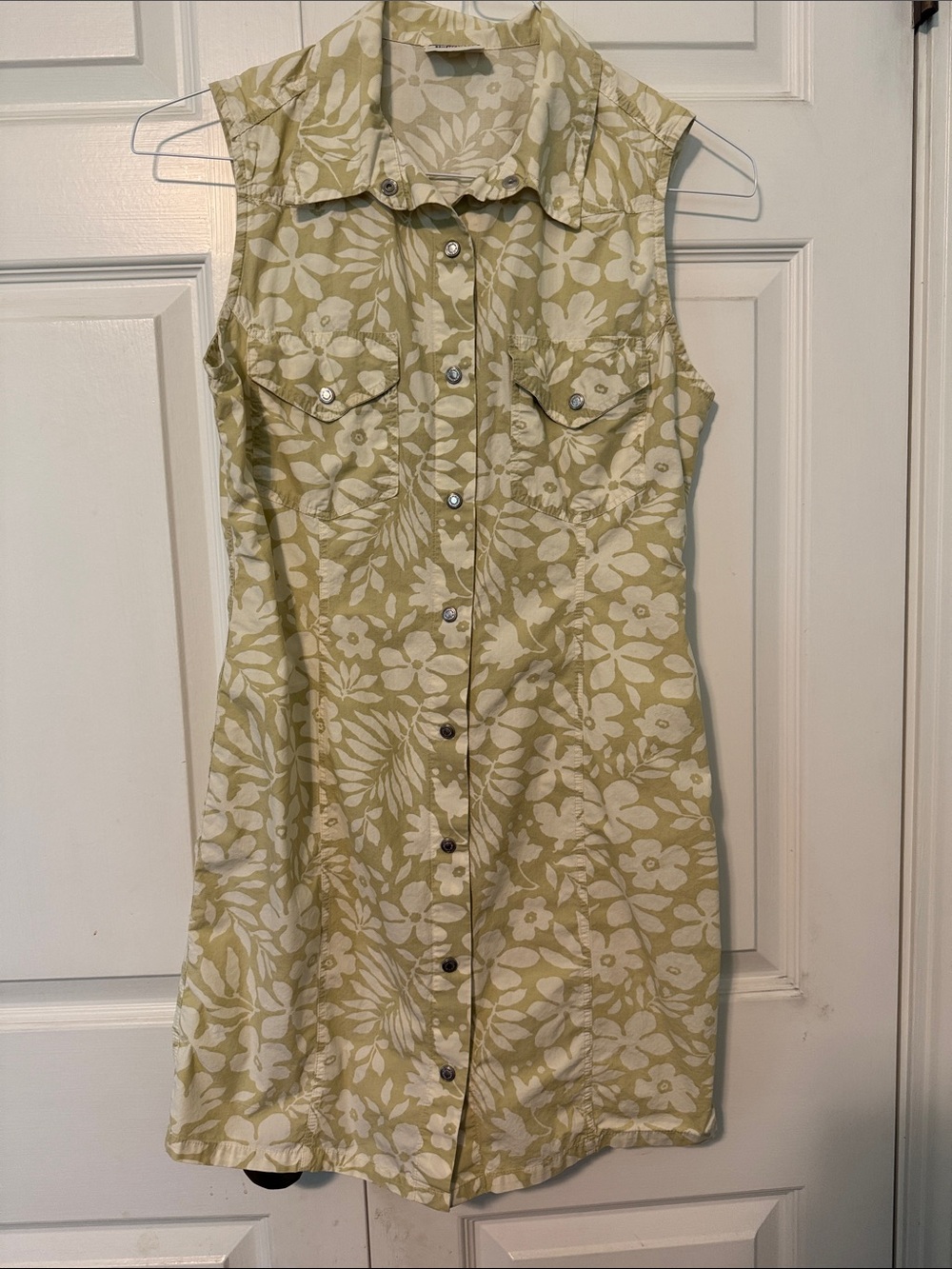 Benetton Sleeveless Button-Front Floral Shirt Dress in Light Olive and White S